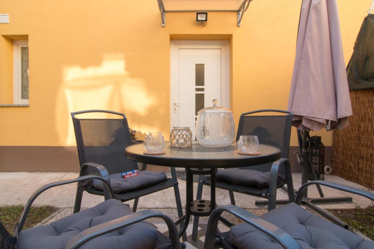 Moet With Garden Lägenhet Pula Exteriör bild