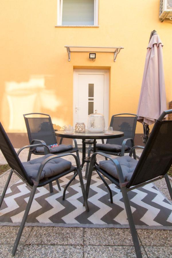 Moet With Garden Lägenhet Pula Exteriör bild
