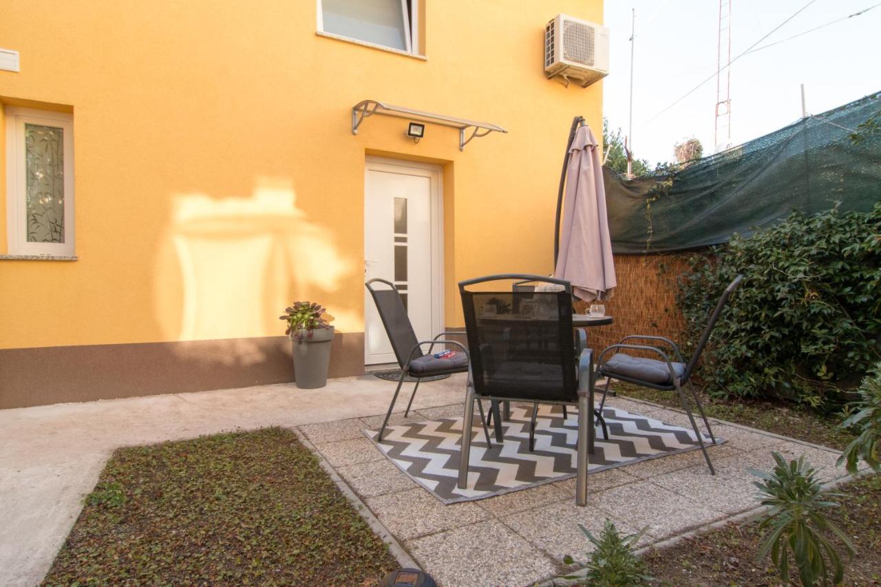 Moet With Garden Lägenhet Pula Exteriör bild